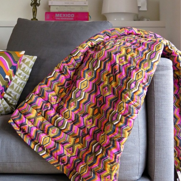 Erica Tanov Queen Quilt & 2 King Pillow Cases & 2 Throw Pillows Echoed Zig Zag - Picture 2 of 12